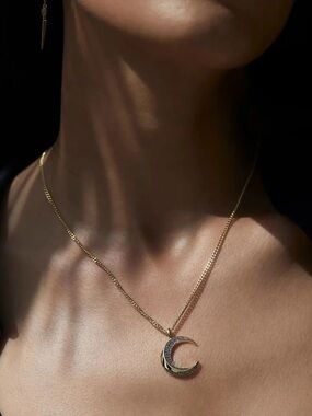 Awe twisted moon necklace TAKING THIS OFF MY POSHMARK TOM BUY IF INTERESTED!!
